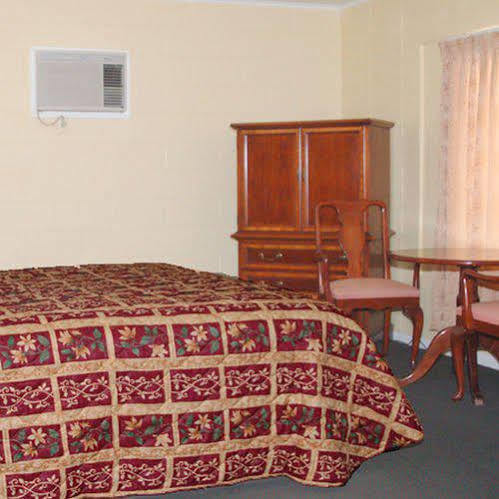 Royal Inn And Suites Hemet Room photo